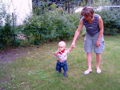 02- August 2005 ich kann schon gut an der Hand laufen